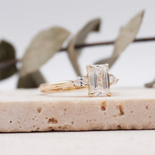 Load image into Gallery viewer, Lucce Sophia Emerald Moissanite