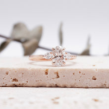 Load image into Gallery viewer, Lucce Sophia Oval Moissanite