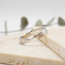 Load image into Gallery viewer, Lucce Esso Brushed 4mm 14K White Gold