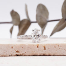 Load image into Gallery viewer, Lucce Verona Pave Oval Platinum