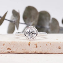 Load image into Gallery viewer, Lucce Carla Round Diamond