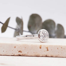 Load image into Gallery viewer, Lucce Carla Round Diamond