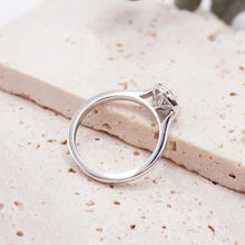 Load image into Gallery viewer, Lucce Carla Round Diamond