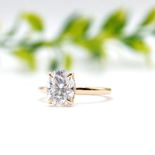 Load image into Gallery viewer, Lucce Lucia Oval Moissanite