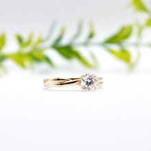 Load image into Gallery viewer, Lucce Fiore Solitaire Round Moissanite