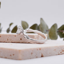 Load image into Gallery viewer, Lucce Fiore Solitaire Round Moissanite