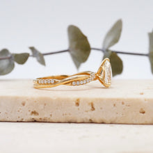 Load image into Gallery viewer, Lucce Fiore Pear Diamond