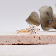 Load image into Gallery viewer, Lucce Sophia Oval Moissanite