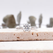 Load image into Gallery viewer, Lucce Fiore Round Moissanite