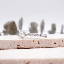 Load image into Gallery viewer, Lucce Fiore Round Moissanite