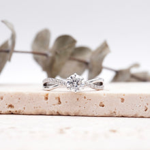 Load image into Gallery viewer, Lucce Fiore Sei Round Moissanite