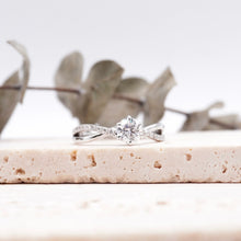 Load image into Gallery viewer, Lucce Fiore Sei Round Moissanite