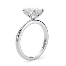 Load image into Gallery viewer, Lucce Lucia Oval Moissanite