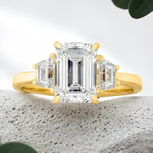 Load image into Gallery viewer, Lucce Sophia Luxe Emerald Lab Diamond 2.00ct D VVS2 IGI 18K Yellow Gold