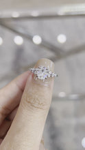 Load and play video in Gallery viewer, Lucce Ellia Oval Moissanite