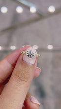 Load and play video in Gallery viewer, Ellia 1.02ct E VVS2 ld IGI 18K Yellow Gold
