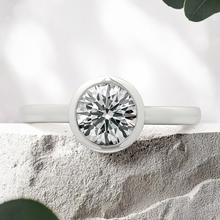 Load image into Gallery viewer, Lucce Carla Round Diamond