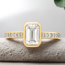 Load image into Gallery viewer, Lucce Carla Pavé Emerald Diamond