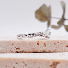 Load image into Gallery viewer, Lucce Fiore Trio Round Moissanite