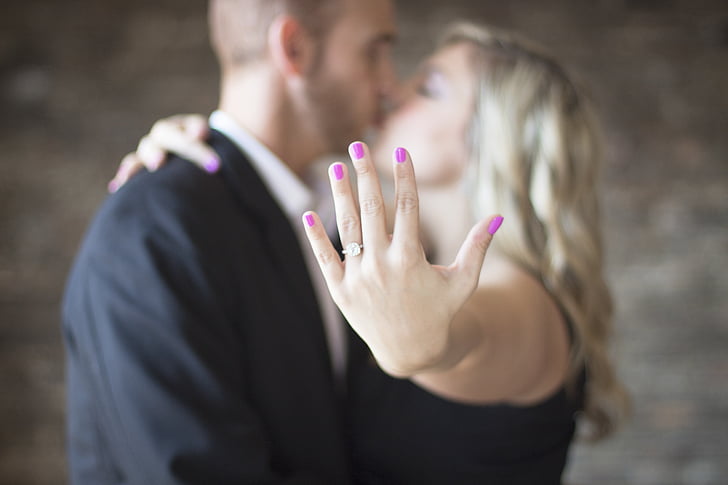 4 Tips To Make Sure You Pick An Engagement Ring She Will Love