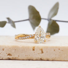 Load image into Gallery viewer, Fiore Pear Natural Diamond 1.00ct I VS2 Ex GIA Forevermark 18K Yellow Gold
