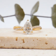 Load image into Gallery viewer, Fiore Pear Natural Diamond 1.00ct I VS2 Ex GIA Forevermark 18K Yellow Gold
