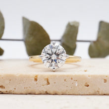 Load image into Gallery viewer, Constance Petal Round Lab Diamond 2.50ct E VS1 Id IGI 18K Yellow Gold/Platinum Prongs
