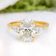 LUCCE SOPHIA™ Luxe Oval Lab Diamond 3.01ct E VVS2 IGI 18K Yellow Gold