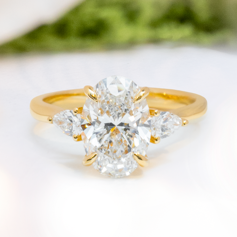 LUCCE SOPHIA™ Luxe Oval Lab Diamond 3.01ct E VVS2 IGI 18K Yellow Gold