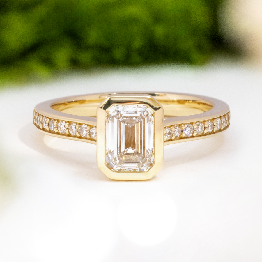 Load image into Gallery viewer, LUCCE CARLISLE™ Pavé Emerald Lab Diamond 1.02ct D VVS2 IGI 14K Yellow Gold
