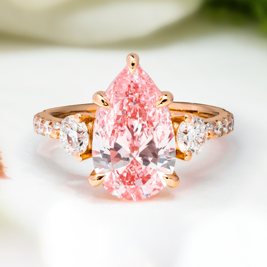 Load image into Gallery viewer, LUCCE SOPHIA™ Siena Pear ROSÉ™ Pink Lab Diamond 3.15ct FVP VVS2 IGI 18K Rose Gold
