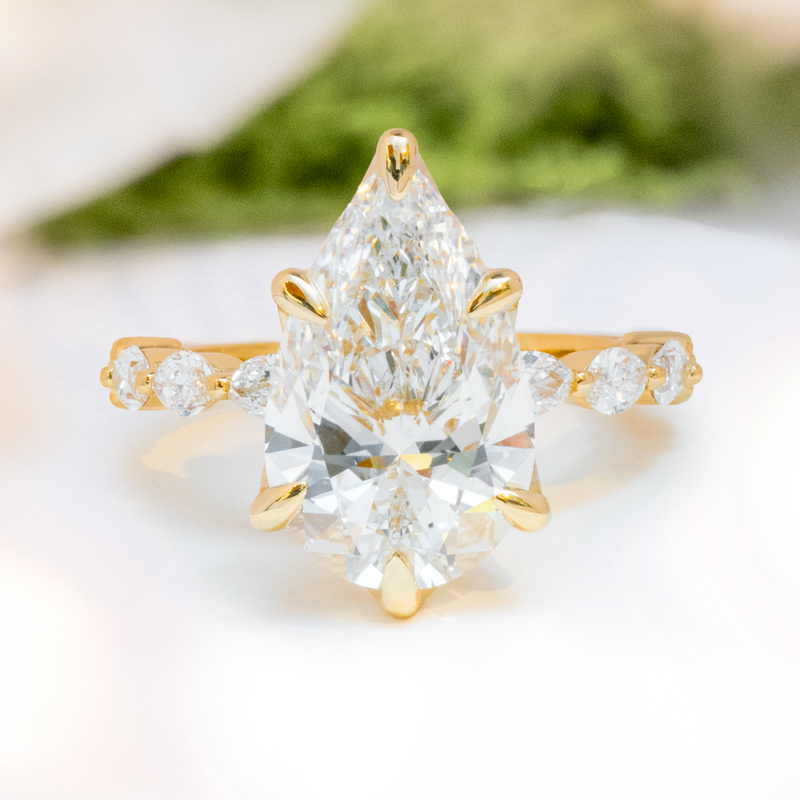 LUCCE MARCHESA™ Pear Lab Diamond 5.74ct F VVS2 IGI 18K Yellow Gold