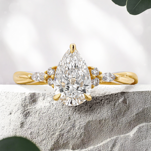 Lucce Alessa Pear Lab Diamond 1.07ct E VVS2 Ex IGI 18K Yellow Gold