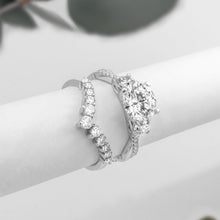 Load image into Gallery viewer, Fiore Trio Moissanite
