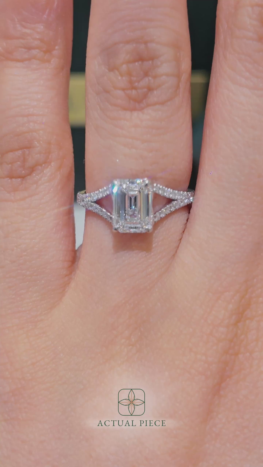 Load and play video in Gallery viewer, LUCCE LARA™ Emerald Lab Diamond 1.64ct D VVS2 IGI Platinum
