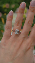 Load and play video in Gallery viewer, LUCCE ECUADORIAN™ Emerald Lab Diamond 3.00ct D VVS2 Platinum
