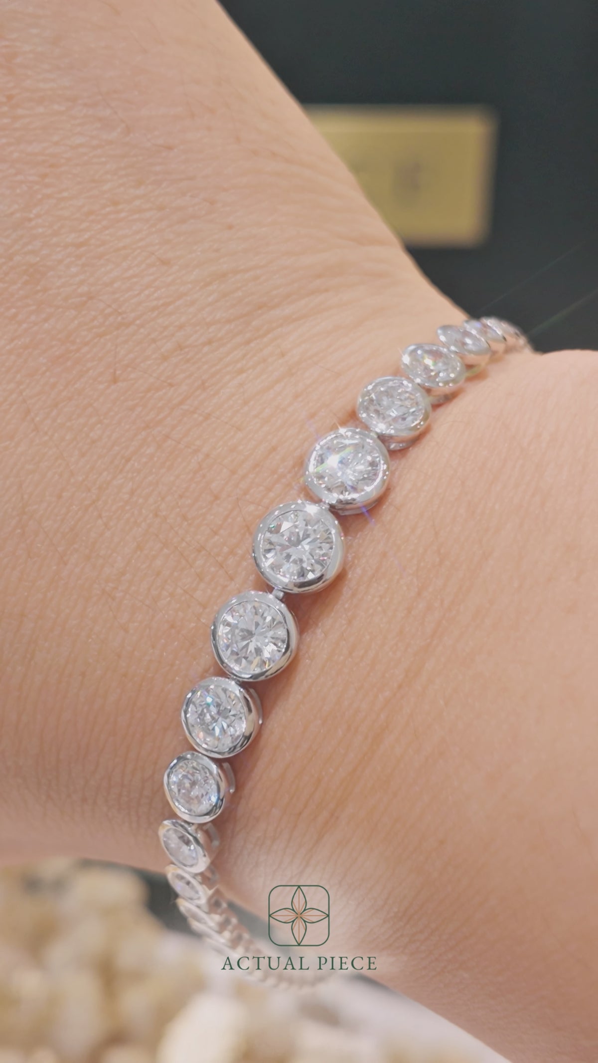 Load and play video in Gallery viewer, LUCCE Tapered Round Diamond Tennis Bracelet in Platinum
