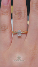 Load and play video in Gallery viewer, Lucce Fiore Solitaire Emerald Lab Diamond 0.52ct D VVS2 IGI 14K Yellow Gold
