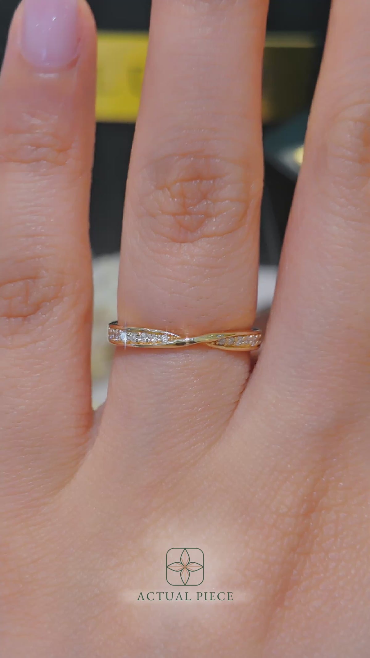 Load and play video in Gallery viewer, LUCCE ANGELA™ Band 0.14ctw Lab Diamond 18K Yellow Gold
