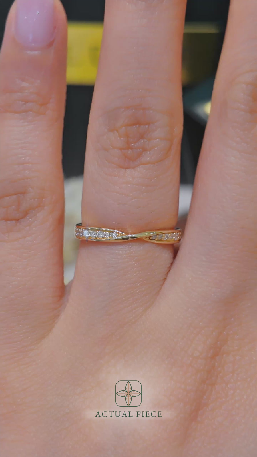Load and play video in Gallery viewer, LUCCE ANGELA™ Band 0.14ctw Lab Diamond 14K Yellow Gold
