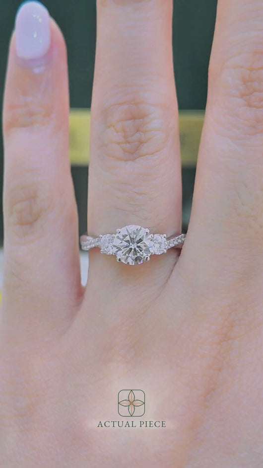 LUCCE FIORE™ Trio Round Lab Diamond 1.05ct D VS1 Id IGI 18K White Gold