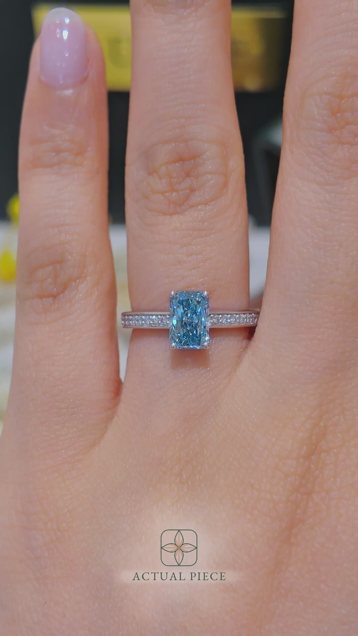 Load and play video in Gallery viewer, LUCCE KAELA™ Radiant OCEAN™ Lab Diamond 1.02ct Fancy Vivid Blue VS1 IGI Platinum
