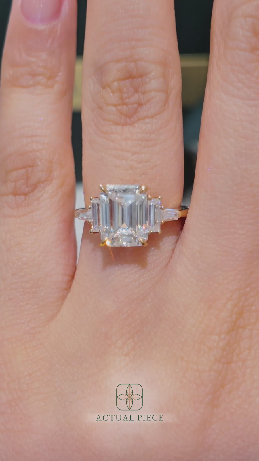 Load and play video in Gallery viewer, LUCCE GALERIE™ Emerald 2.80ct CELESTE™ Moissanite 14K Yellow Gold
