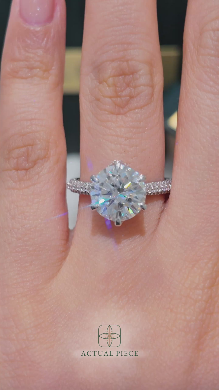 Load and play video in Gallery viewer, LUCCE AZALEA™ Luxe Round 3.10ct CELESTE™ Moissanite Platinum
