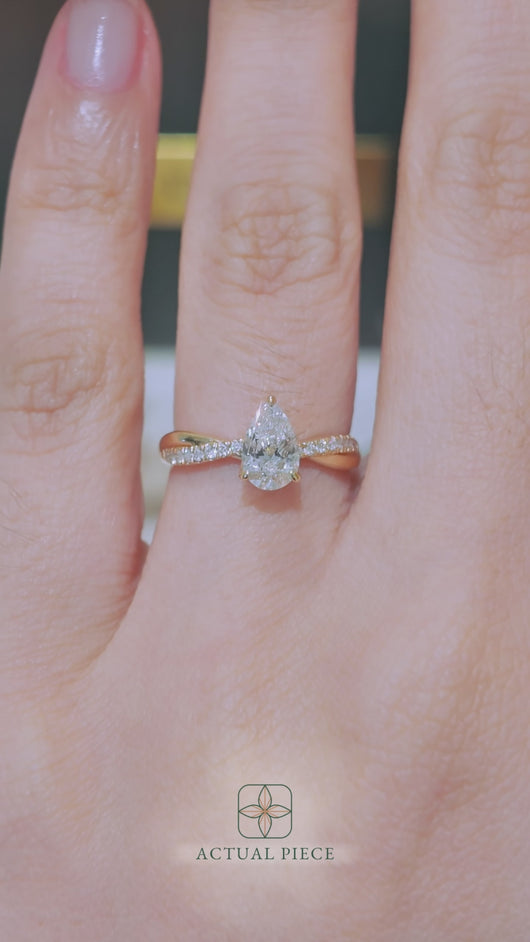LUCCE FIORE™ Pear Lab Diamond 0.56ct D VVS2 IGI 14K Yellow Gold