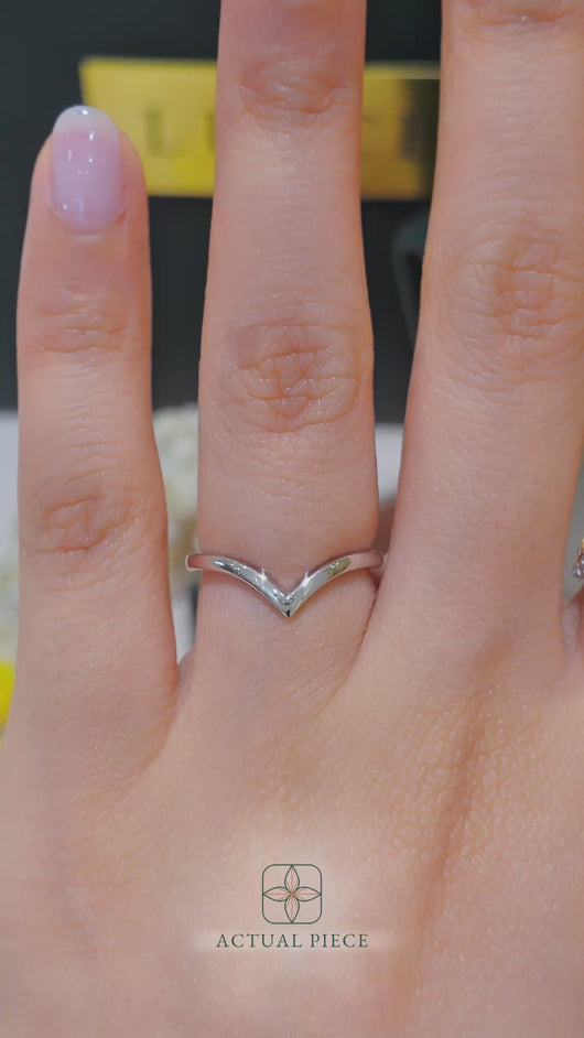 LUCCE Chevron Plain band in Gold or Platinum