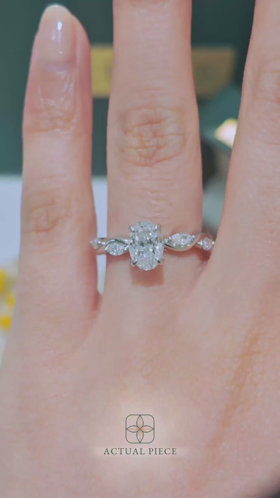 Load and play video in Gallery viewer, LUCCE CONSTANCE™ Petal Oval 4-Prong Diamond
