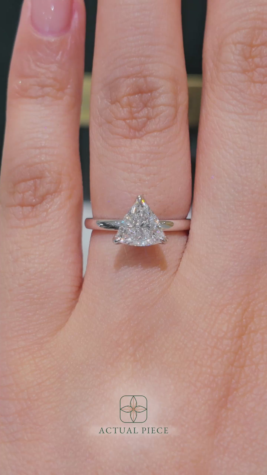 Load and play video in Gallery viewer, LUCCE LUCIA™ Halo Trillion Lab Diamond 1.04ct E VVS2 GIA Platinum
