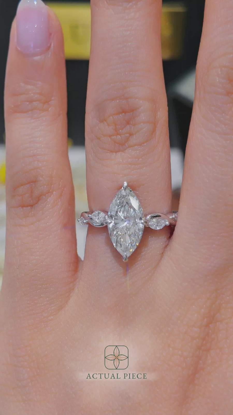 Load and play video in Gallery viewer, LUCCE CONSTANCE™ Viello Marquise Lab Diamond 2.01ct F VS1 IGI 14K White Gold
