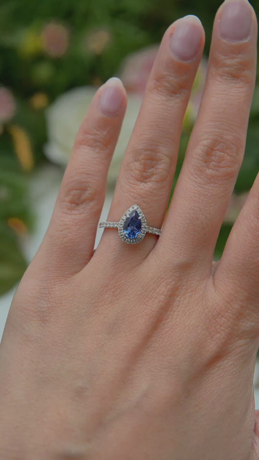 Load and play video in Gallery viewer, LUCCE MONTEVALLE™ Pear AURORA™ Blue Sapphire 1.00ct 14K White Gold
